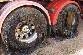 Nắng nóng tới mức tan chảy, biến dạng cả ôtô