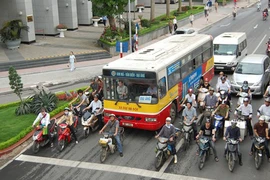 Hà Nội sẽ bỏ phí bảo trì đường bộ với xe máy?
