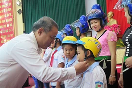 HVN tặng 1.000 mũ bảo hiểm cho đồng bào Sơn La