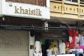 Khaisilk bán lụa giả: Hai cán bộ quản lý thị trường bị kỷ luật 