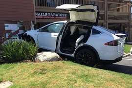 Lạm dụng tính năng tự lái của Tesla sẽ dẫn đến tại nạn