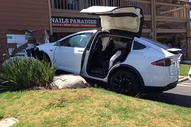 Lạm dụng tính năng tự lái của Tesla sẽ dẫn đến tại nạn