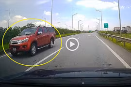 Clip Isuzu D-max chạy ngược chiều cao tốc Hà Nội - Thái Nguyên