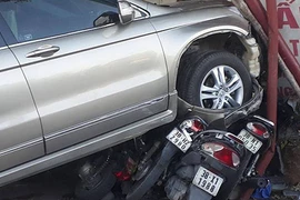 Ôtô Honda CR-V “phi thân” qua 12 xe máy bất thành