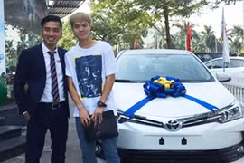 Tiền đạo Văn Toàn tậu xe Toyota Corolla Altis