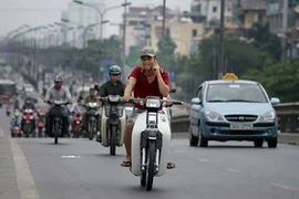 Lái ôtô, xe máy dùng điện thoại sẽ bị xử phạt ra sao?