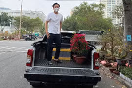 Cường Đô la lái xe 'rẻ bèo' chở hoa về chưng Tết