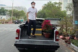 Cường Đô la lái xe 'rẻ bèo' chở hoa về chưng Tết
