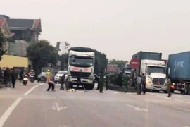 Bé gái 3 tuổi chạy ra đường bị xe tải tông tử vong