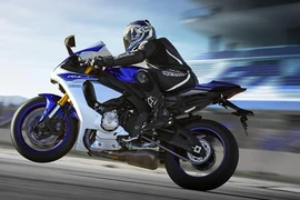 YFZ R1 2015 phô diễn sức mạnh trước ngày ra mắt