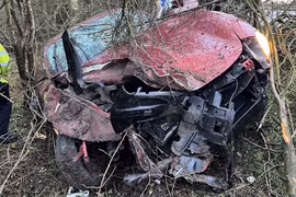 Siêu xe Ferrari Roma bị tai nạn nát đầu vì đua với cảnh sát