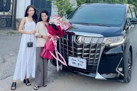 Sam tặng mẹ Toyota Alphard giá 4,6 tỷ để... đi chợ 