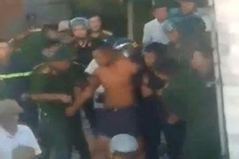 Hàng chục cảnh sát vây hãm đối tượng ôm bình gas cố thủ