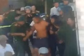 Hàng chục cảnh sát vây hãm đối tượng ôm bình gas cố thủ