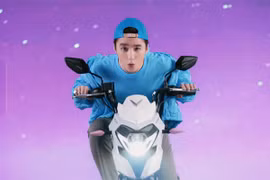 Sơn Tùng M-TP "cưỡi" xe VinFast và Ford Mustang trong MV mới