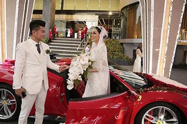 Ca sỹ Lâm Vũ rước dâu bằng siêu xe Ferrari trị giá 16 tỷ