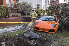 Siêu bò Lamborghini “nát mông” khi sắp sang tay chủ mới 