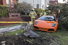 Siêu bò Lamborghini “nát mông” khi sắp sang tay chủ mới 