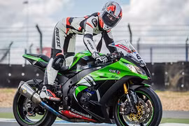 Xem "hot girl" làm gỏi quái vật tốc độ Kawasaki Ninja ZX-10R 