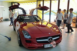 Siêu xe "cánh chim" Mercedes SLS AMG 12 tỷ trên phố Việt 