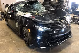 Toyota 86 tai nạn bẹp dúm, vẫn di chuyển bình thường