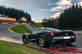 Màn drifting “suýt chết” của Ferrari LaFerrari