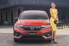 Tóc Tiên "sang chảnh" đọ dáng Honda Jazz 539 triệu đồng