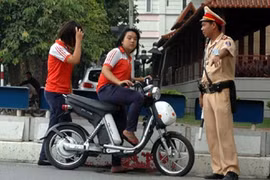 Bắt đầu phạt xe máy điện không mang biển kiểm soát