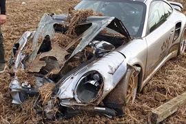 Porsche 911 gần 1.800 mã lực bị tai nạn ở tốc độ 145km/h