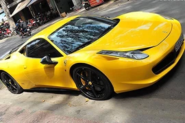 Siêu xe Ferrari 458 Italia tăng tốc "náo loạn" Sài Gòn