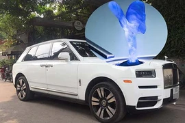 Đẹp mỹ mãn Rolls-Royce Cullinan hơn 40 tỷ lắp logo phát sáng