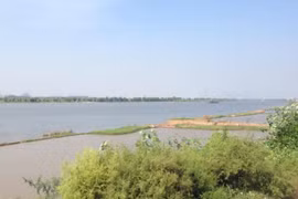 Nam Định: Lật tàu chở đá, 1 người chết, 1 người mất tích 