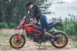 Chân dài Việt đọ dáng "siêu ngầu" bên môtô Ducati Hypermotard