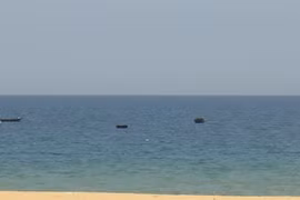 Đang cùng vợ tắm biển, người đàn ông bị sóng cuốn mất tích