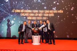 HVN tặng gần 2 triệu mũ bảo hiểm cho học sinh lớp 1 