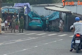 Ô tô công nghệ đâm thẳng vào nhà dân ở Hóc Môn