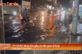 TP HCM: Mưa lớn gây ùn tắc giao thông 