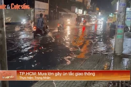 TP HCM: Mưa lớn gây ùn tắc giao thông 