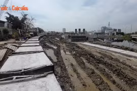 Người dân sống cùng bùn đất từ dự án kênh dài nhất thành phố
