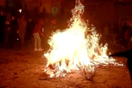 Chổi cháy rực sáng trong lễ hội lửa tại Tây Ban Nha