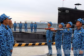 Tất bật chuẩn bị lễ thượng cờ quốc gia trên 2 tàu ngầm Kilo