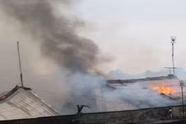 Người dân đổ xô “hôi của” nhà dân bị cháy