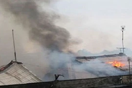 Người dân đổ xô “hôi của” nhà dân bị cháy