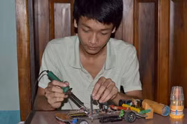 15 tuổi chế máy bay từ... rác