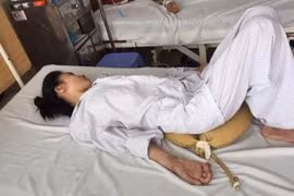 Uống thuốc nam trị bệnh, một phụ nữ bị liệt cả hai chân hai tay