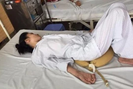 Uống thuốc nam trị bệnh, một phụ nữ bị liệt cả hai chân hai tay