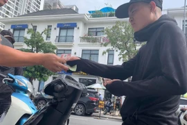 Hà Nội: Bãi trông giữ xe hết giấy phép, Cty Hữu Đức Trí vẫn thu tiền