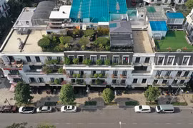 Quảng Ninh: Hàng loạt nhà liền kề khu đô thị Bến Đoan cơi nới trái phép