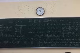 99% học sinh 'khóc thét' khi thấy tấm bảng giải Toán của trường chuyên