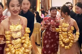 Cô dâu đeo 42 cây vàng đi tiếp khách khiến dân tình xôn xao